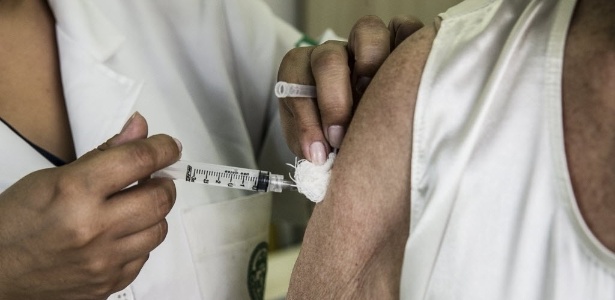20abr2016 enfermeira aplica dose de vacina contra a gripe em ubs no bairro do bom retiro sao paulo 1461191275802 615x300