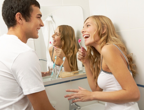 casal escova os dentes 1453152120019 615x470